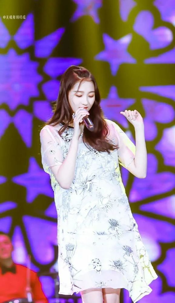 关晓彤|被喷“土大壮”的关晓彤，真替她108cm的美腿委屈