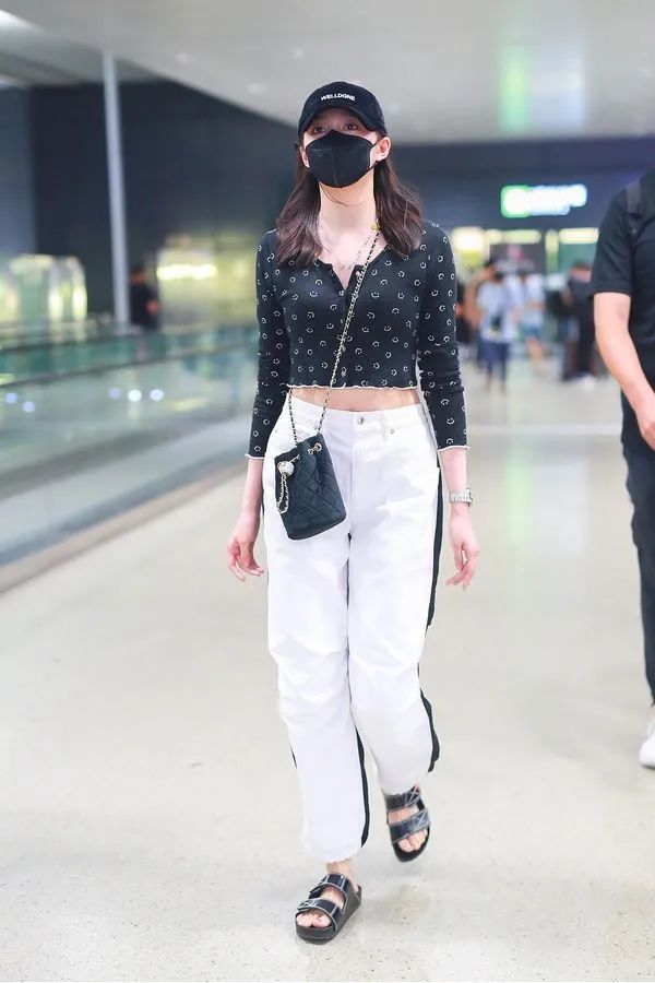 关晓彤|被喷“土大壮”的关晓彤，真替她108cm的美腿委屈