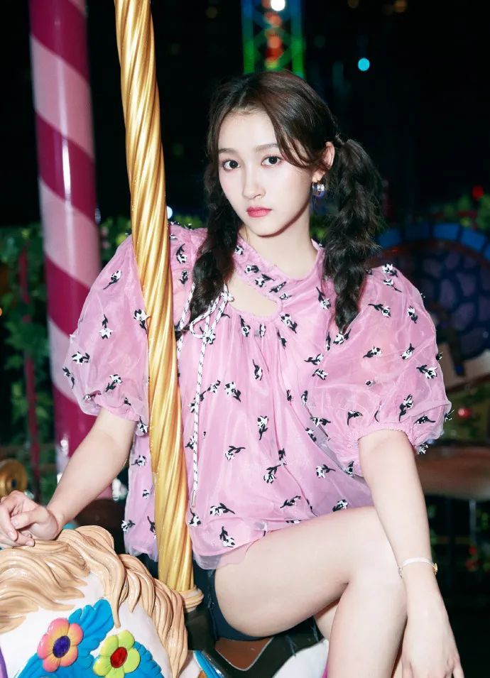 关晓彤|被喷“土大壮”的关晓彤，真替她108cm的美腿委屈