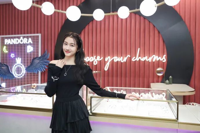 关晓彤|被喷“土大壮”的关晓彤，真替她108cm的美腿委屈