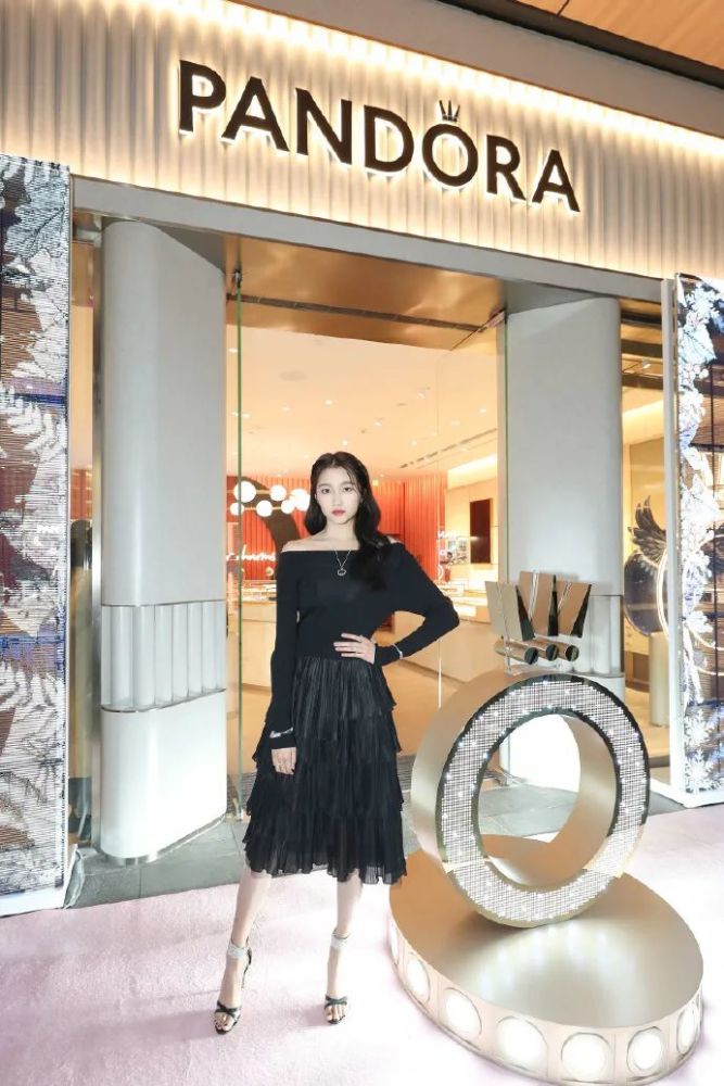 关晓彤|被喷“土大壮”的关晓彤，真替她108cm的美腿委屈