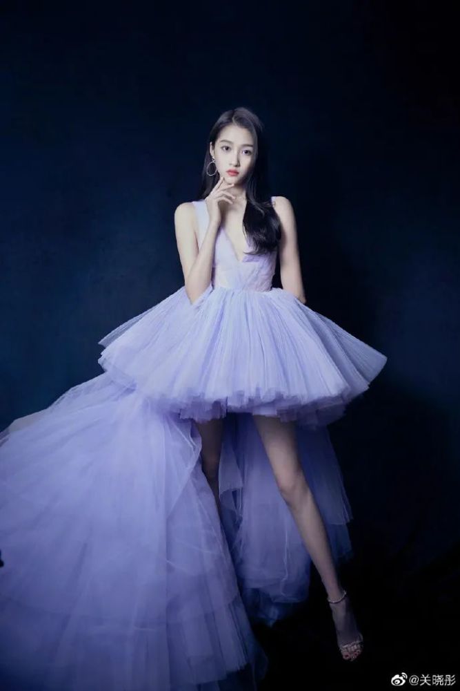 关晓彤|被喷“土大壮”的关晓彤，真替她108cm的美腿委屈