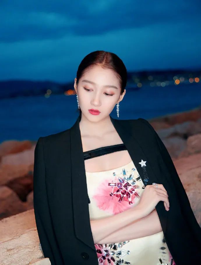 关晓彤|被喷“土大壮”的关晓彤，真替她108cm的美腿委屈