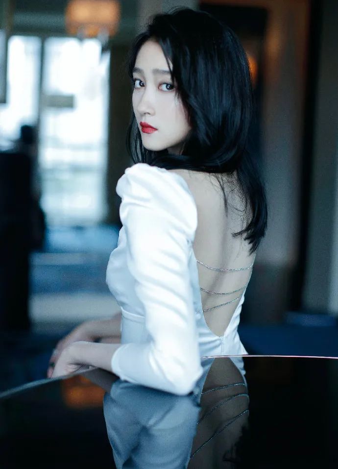 关晓彤|被喷“土大壮”的关晓彤，真替她108cm的美腿委屈