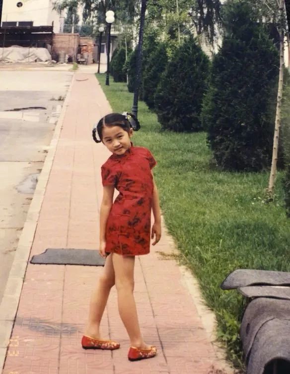 关晓彤|被喷“土大壮”的关晓彤，真替她108cm的美腿委屈