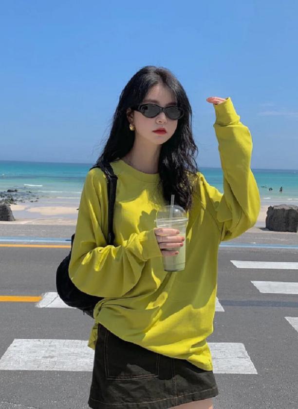 就像这身穿搭,上衣是显白的黄色露脐卫衣,视觉缩短上半身,搭配一条
