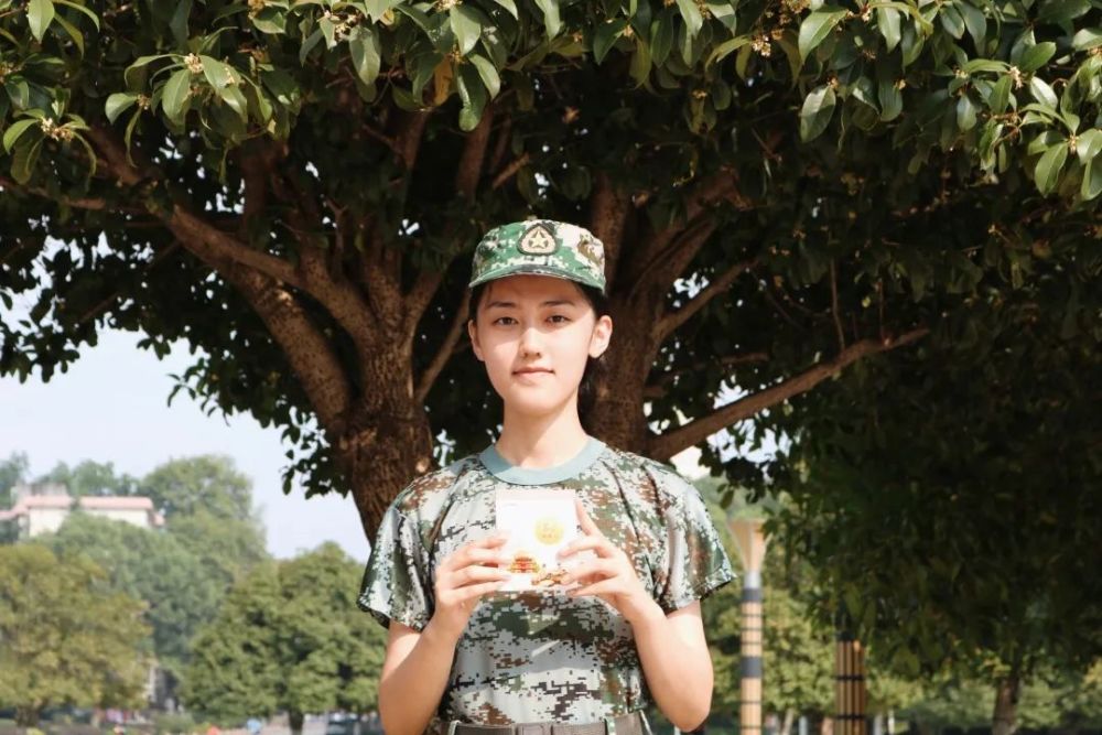 2020级外国语学院 李佳蕊可能是因为大学比高中离家更近的缘故,从开学