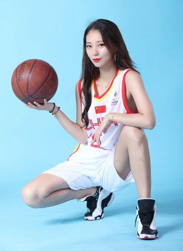 cba最美宝贝黄逸辉白色包臀裙膝盖抢镜范子铭谈17号球衣