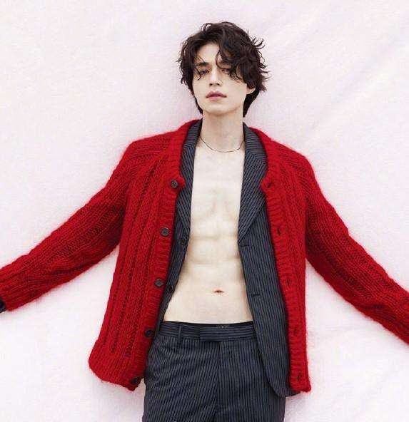 金钟国腹肌当搓衣板,李栋旭38岁完胜鲜肉,自律的男人们有多撩?