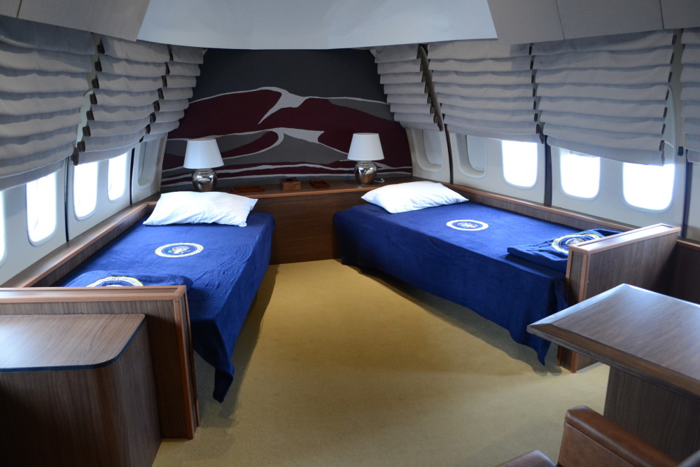 探秘空军一号专机,内部设施先进可容纳百人,堪称空中酒店也是空中指挥