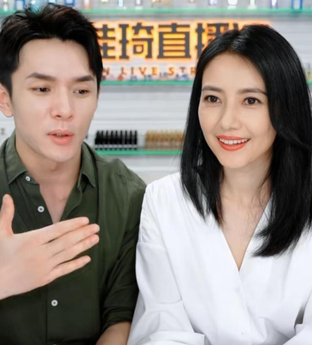 高圆圆帮助李佳琦将商品直播到二胎上传递,然后与大左合影留念