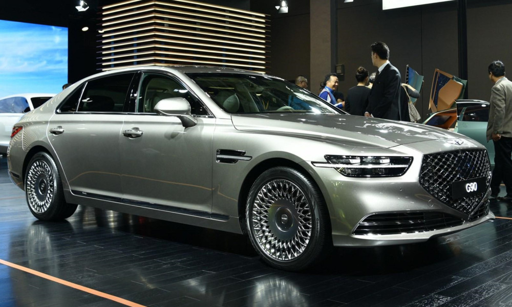 韓系大型豪華車，車長5205mm，搭載V8引擎。