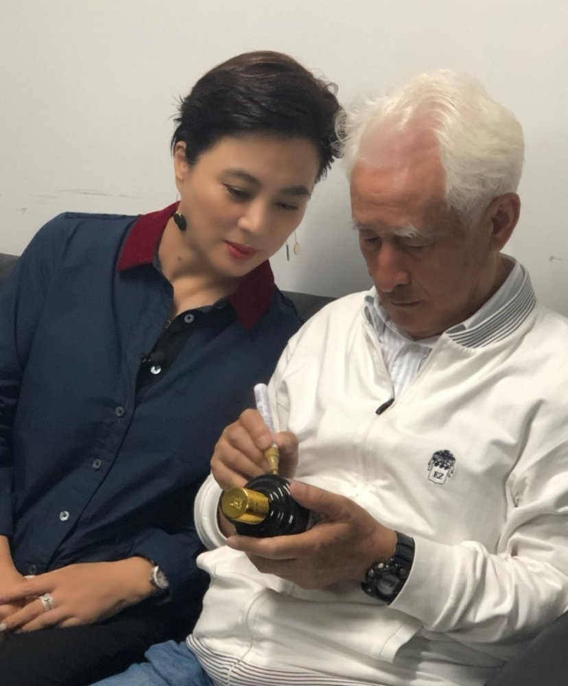 57岁玉兔精李玲玉与外国老公分居11年儿子撞脸吴磊