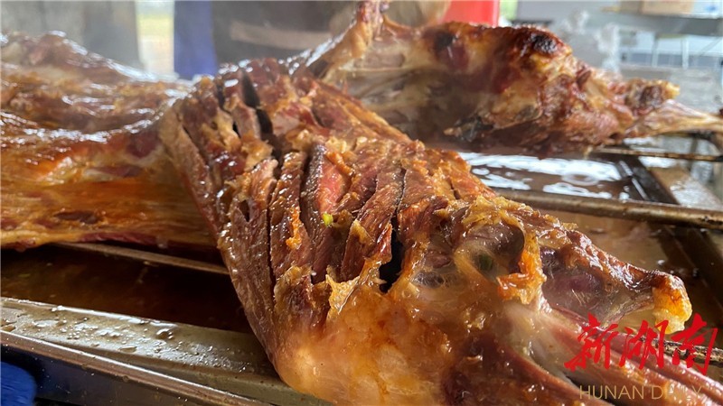 十一黄金周龙山县八面山烤全羊变身网红引来八方客