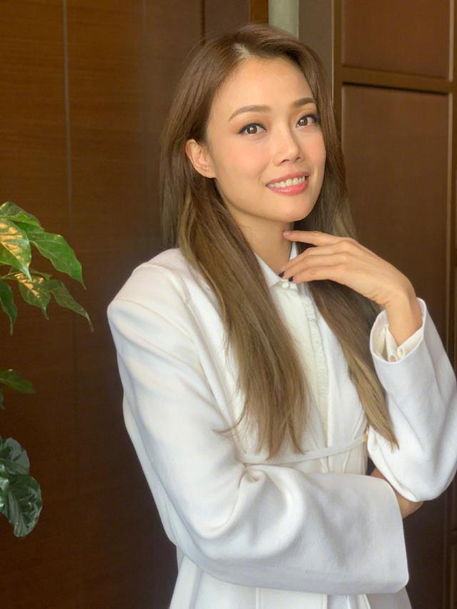 容祖儿真幸运赶上末班车获奖一头金发配白西装看脸像20岁