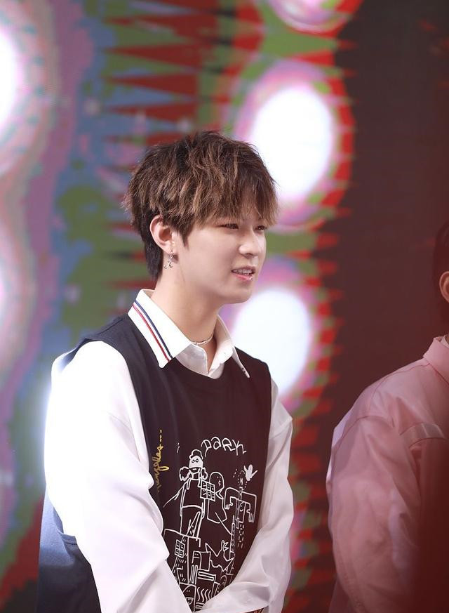 《这就是街舞3》李希侃戴镂空蝴蝶面具表演,是因为鼻子断了?