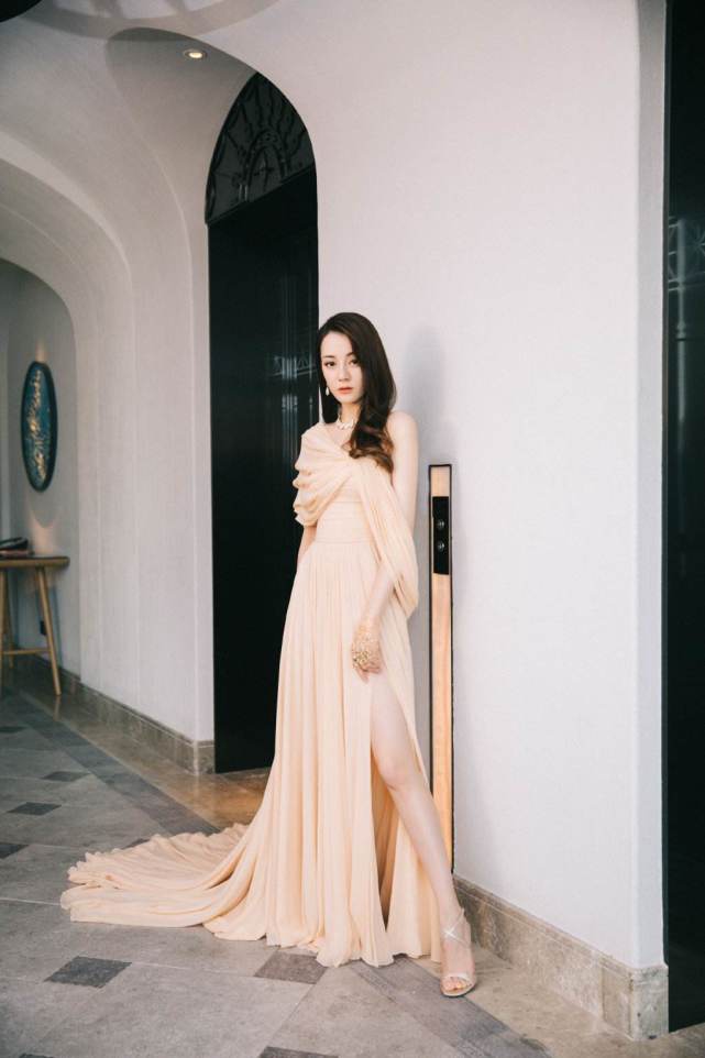 迪丽热巴的身材无可挑剔,礼服出境,大显好身材