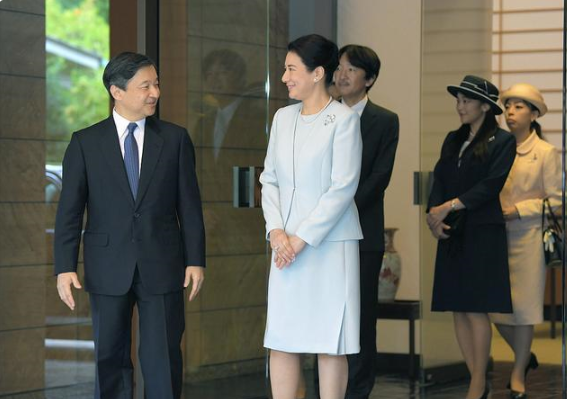 日本皇太子德仁赴法访问太子妃雅子鞠躬送别 腾讯新闻