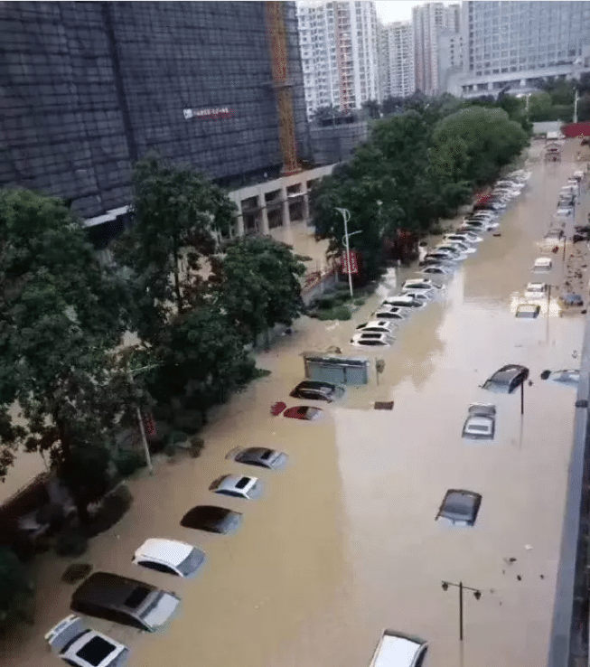 一場暴雨改變了一個城市的樣子,看著被大水淹沒的城市,心裡有一種說不