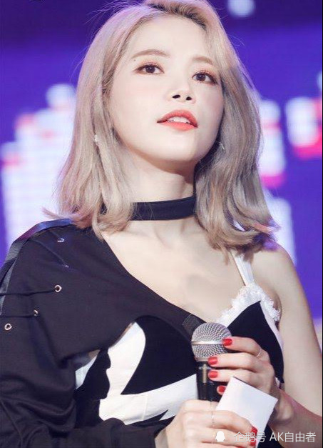 4. mamamoo的solar( 颂乐)打破了人们对她来自不是韩国人的误解.