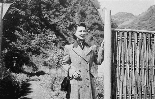 张学良身边,但张学良要信仰耶稣,就必须在赵四小姐与原配于凤至选一个