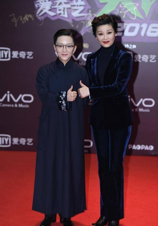 徐帆与陈小艺江珊同框,穿格纹披风优雅时髦,合影站c位气质真好