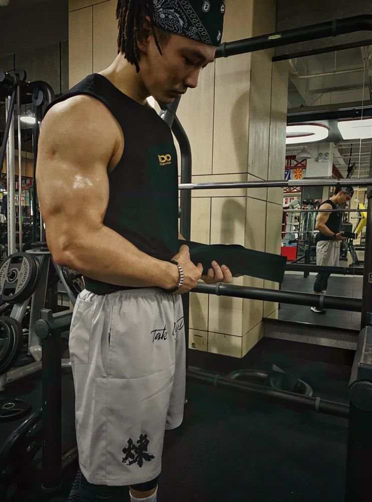 周琦猛练上肢!肌肉线条太明显!对比林书豪,球迷笑了