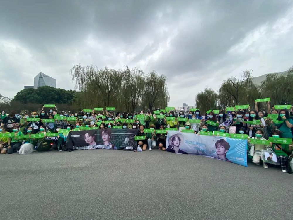 王一博后援会花墙应援翻车,被扒用去年的横幅,粉丝开撕嚷着要查账