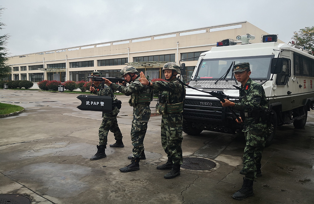 安全感爆膨武警官兵双节巡逻保平安