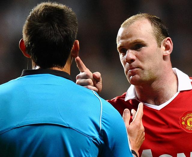 英格兰球员鲁尼曾指着裁判的鼻子骂欧冠时在外风流还被曝光