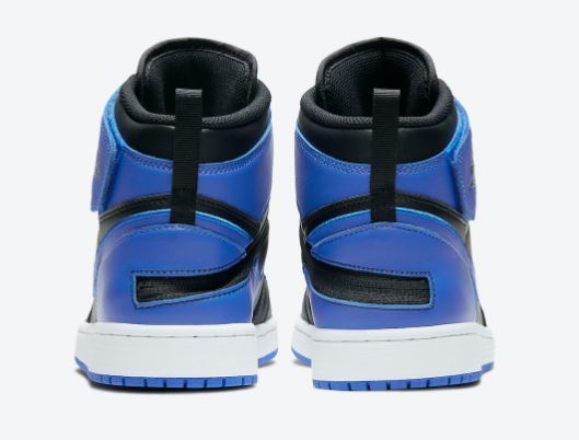 aj1再次推出蓝白黑经典配色组合拉链魔术贴的鞋带设计充满乐趣