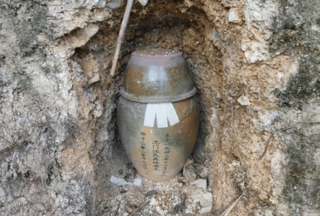 瘆得慌!广东这条路摆满骨灰坛