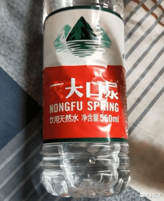 这难道不是农夫山泉吗?你这也是闲得无聊~一大口尿可还行?