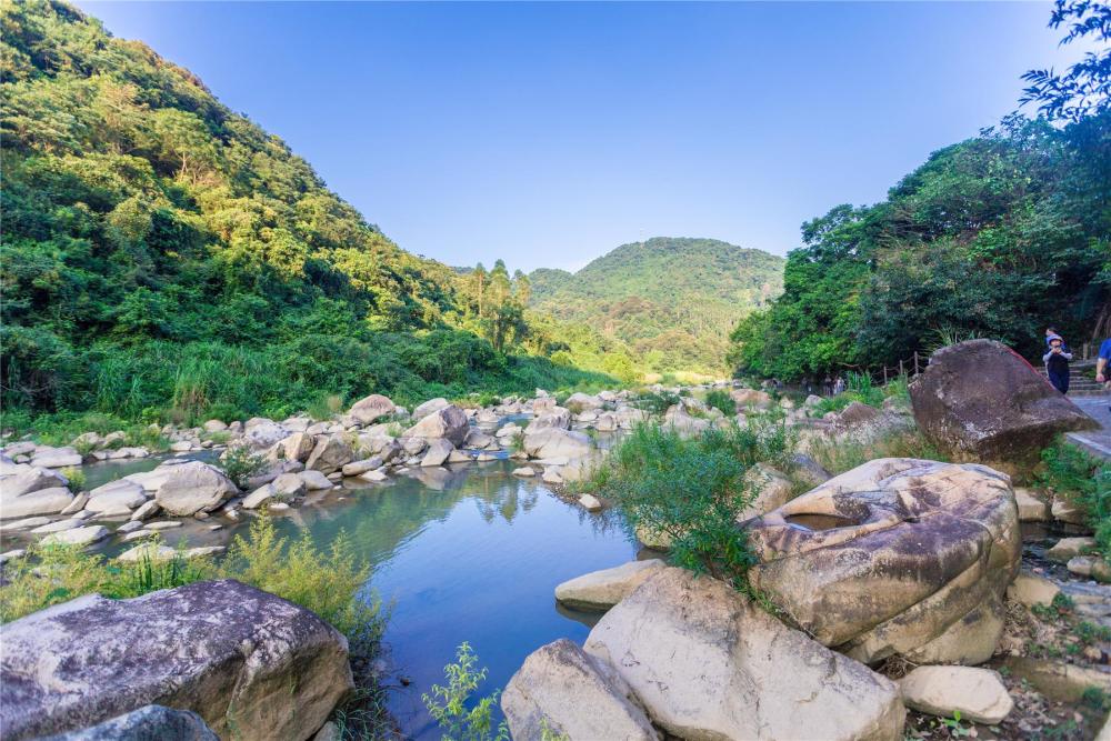 敏華剛在四會瀑布奇石河景區遊玩過,這裡森林繁茂,瀑布飛流,奇石遍佈