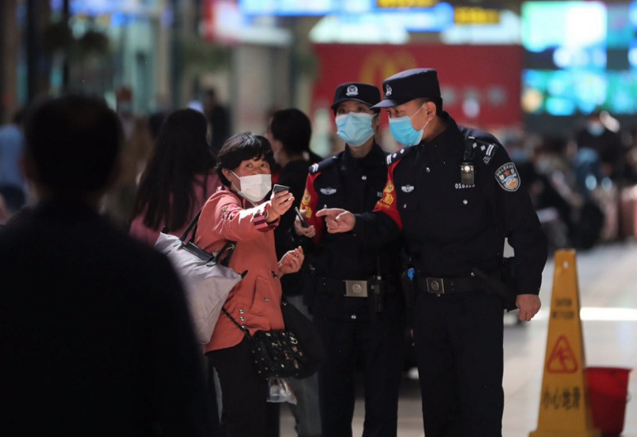 北京站派出所|假期3天铁警处理扰序人员14名 找回旅客行李7件