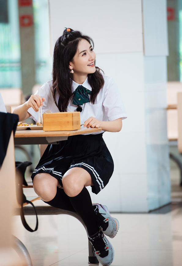 本以为谢娜不适合穿jk裙,谁料穿上后:39岁嫩回19岁