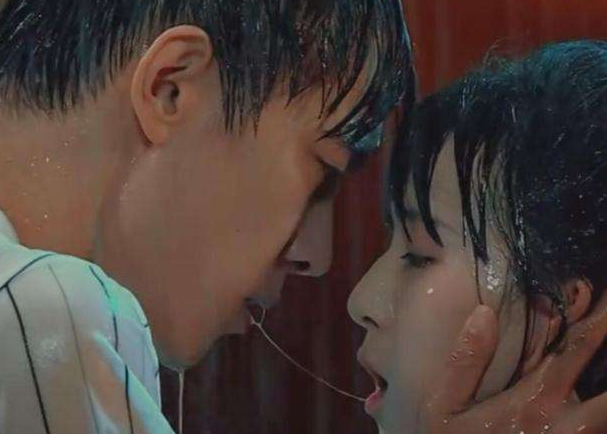 雨中拥吻出事故晏紫东与小彩旗上演拔丝吻争议后正主回应