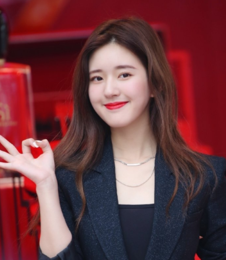 明星花式比心,迪丽热巴呆萌,赵露思高难度,看到朱一龙:与众不同!