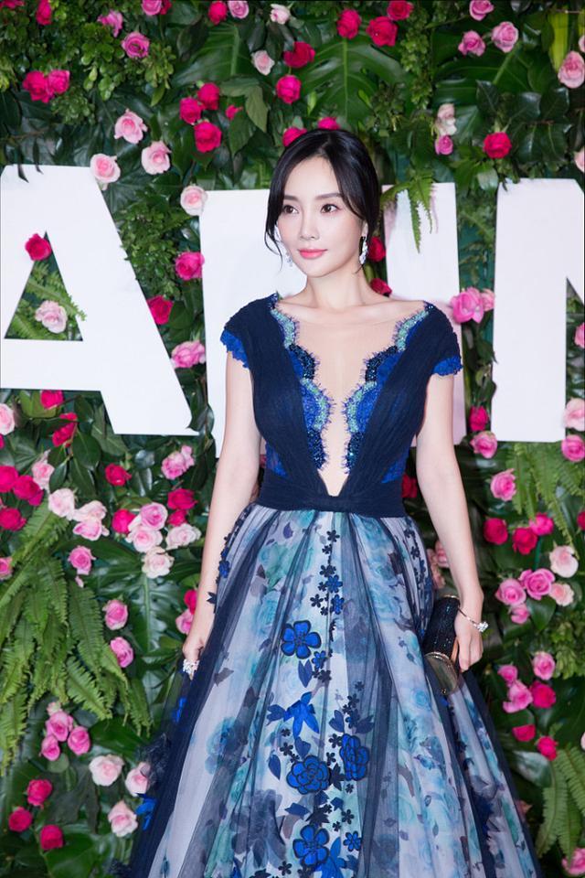 李小璐这身礼服太抢镜了v领搭配显身材这比例看着像大姑娘