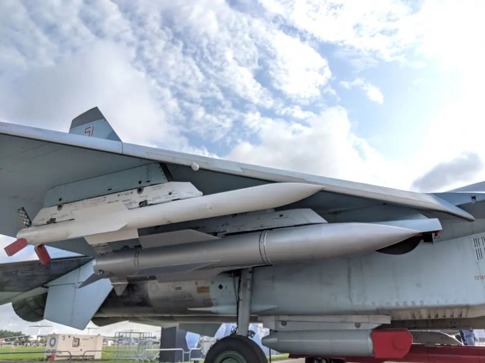 俄试射重型空空导弹时隔40年终于赶上美帝不死鸟导弹
