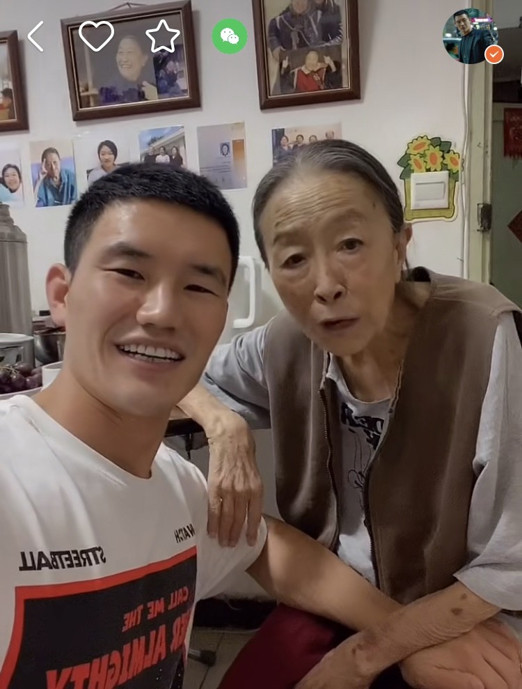 谢孟伟中秋探望张少华奶奶 奶奶亲吻嘎子哥满满地亲情溢出荧屏