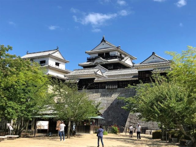 日本城堡排名 地震毁坏的熊本城和火灾烧毁的首里城依然进入前十 松本城 熊本城 日本 旅游 首里城 城堡