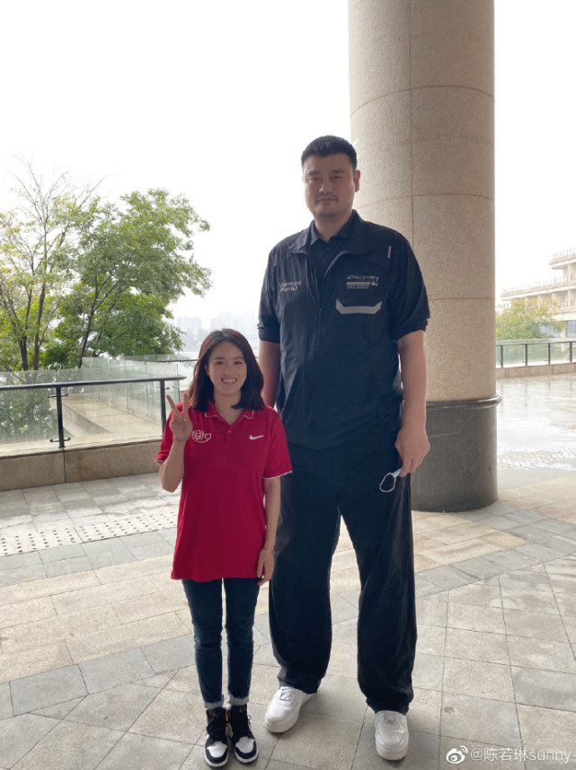 最萌身高差跳水女皇陈若琳与姚明合影我过腰了网友评论扎心