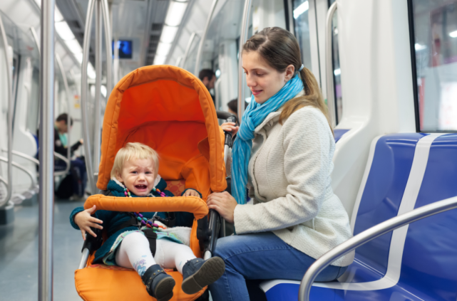 公共场合宝宝一直哭闹怎么办?30个哄娃小妙招让宝宝秒变笑脸