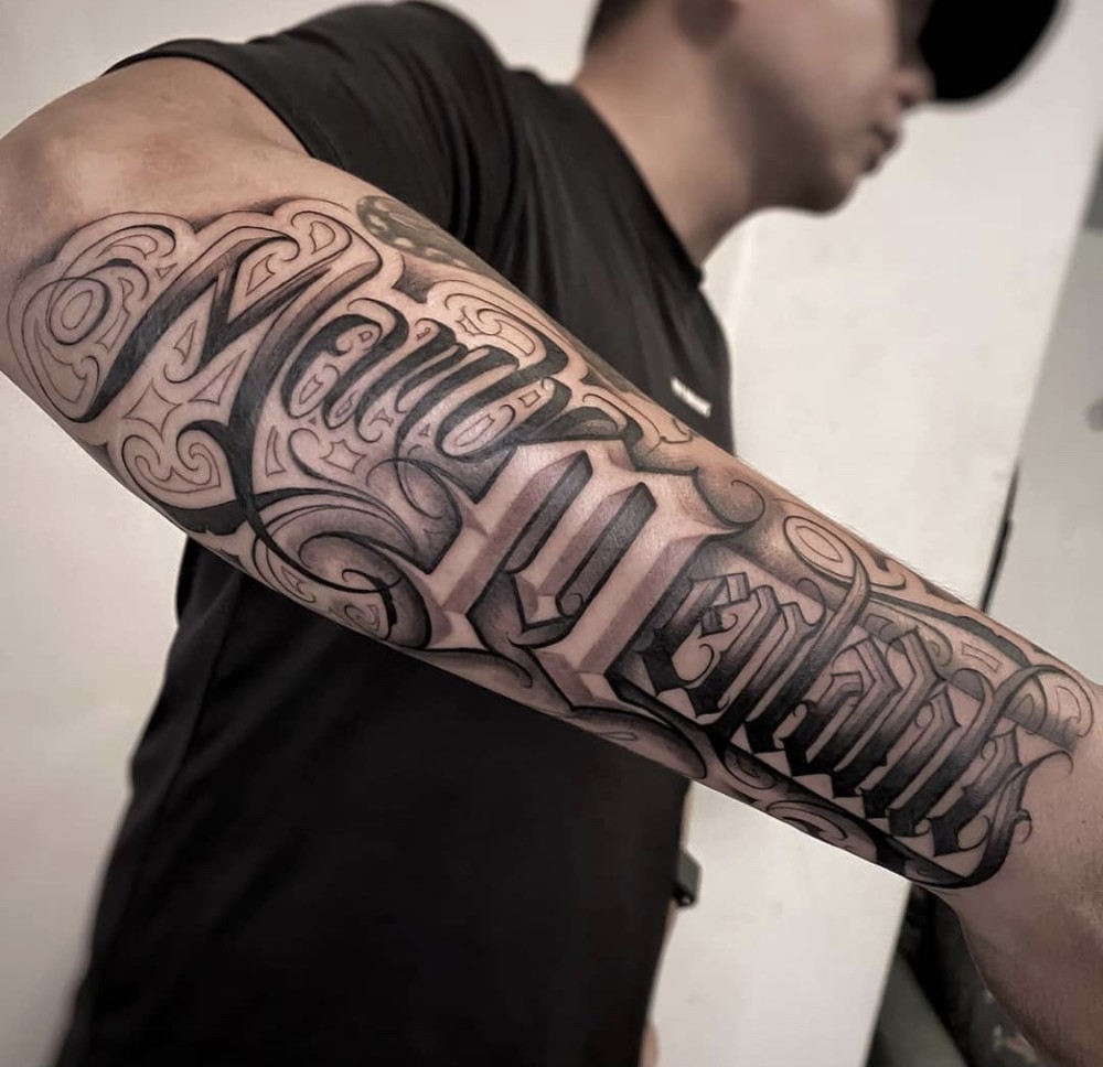 上海由龙纹身分享 花体字纹身图案的小知识