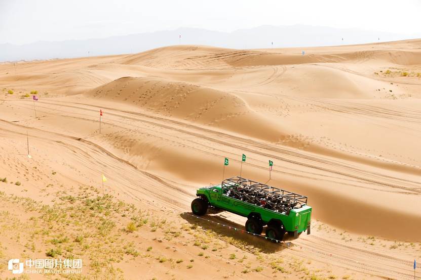 本届英雄会场地内设置了穿沙体验区,游客可以乘坐越野大脚车,牧马人