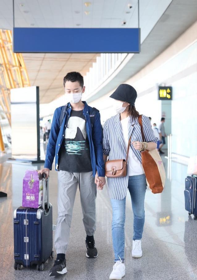 海清与儿子牵手像姐弟,穿条纹西装洋气减龄,14岁儿子比妈半头