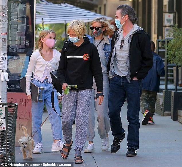 billy crudup)现身纽约市外出吃午餐,一同随行的还有娜奥米13岁的儿子