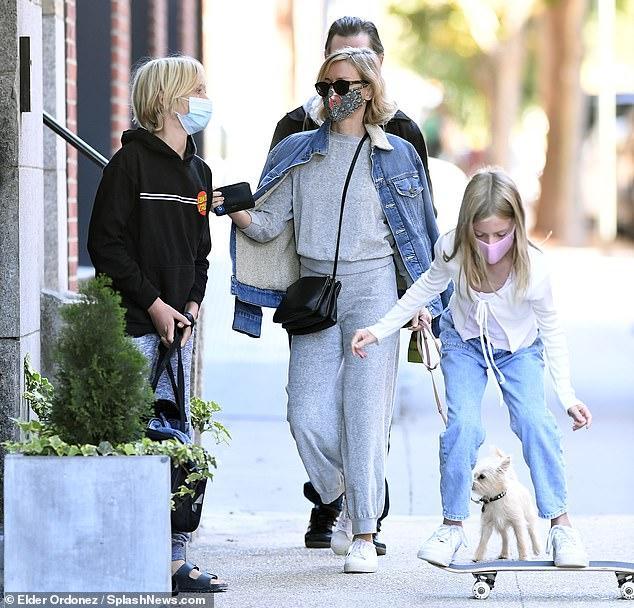 billy crudup)现身纽约市外出吃午餐,一同随行的还有娜奥米13岁的儿子