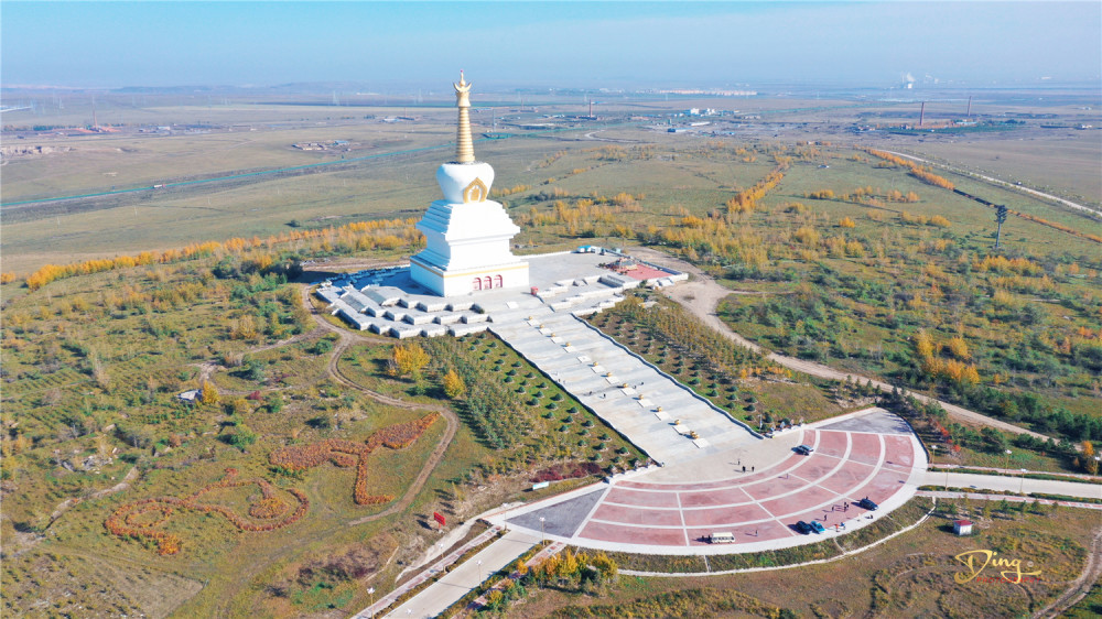 海拉尔慈积金刚塔高高耸立在敖包山上供奉有十万尊佛像